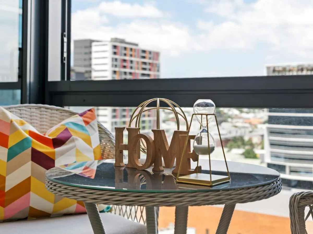 Heart Of The Valley Chic High Level 2Br Apartment Brisbane